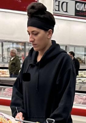 Costco Sightings — бывший спортсмен с булочкой, повязкой на голове и отличной задницей