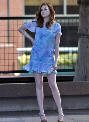 Emma Stone has super sexy legs