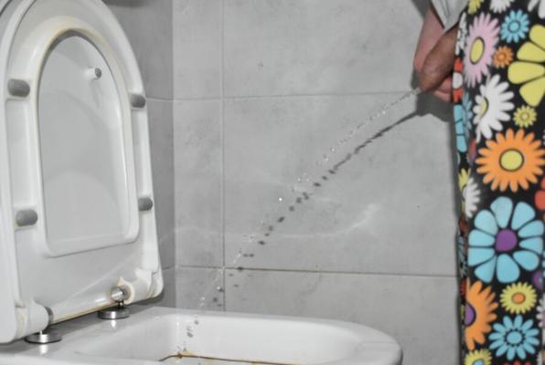 Small Cock peeing