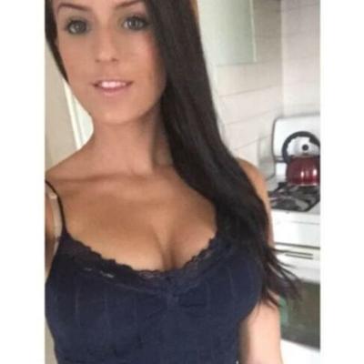 Morena de tetas perfectas...