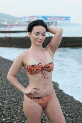 Alicia sola en la playa