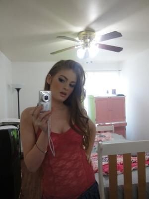 Faye Reagan tomándose selfies sexy desnuda