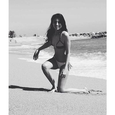 Morena delgada modelo de bikini Teenie