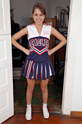 Riley - pom-pom girl en uniforme des Eagles