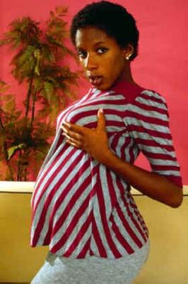Une jolie fille noire enceinte