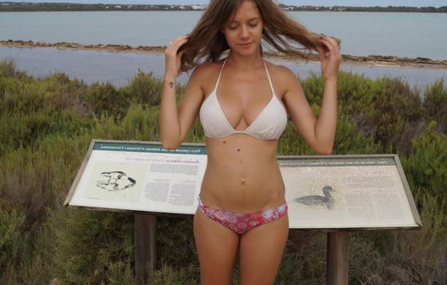 Belleza tetona amateur en la playa
