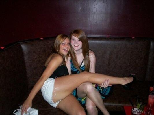 Teen Sluts écarte les jambes - Chav Fuckmeat