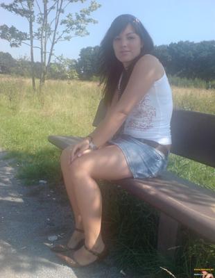 Belle chatte sous la jupe