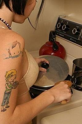 Allie SIn dans la cuisine