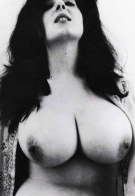 Morena vintage con enormes tetas