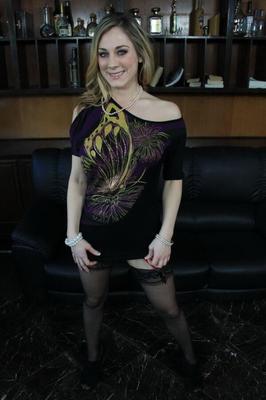 Amber Ashlee mostrando su apretado arranque