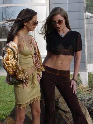 Jenna Haze y Aurora Snow se prueban diferentes outfits