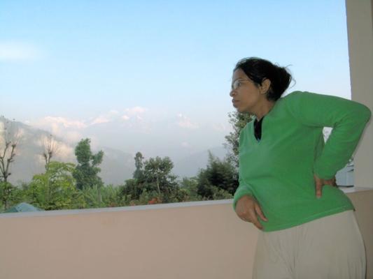 Esposa india amateur exhibiéndose en el Himalaya