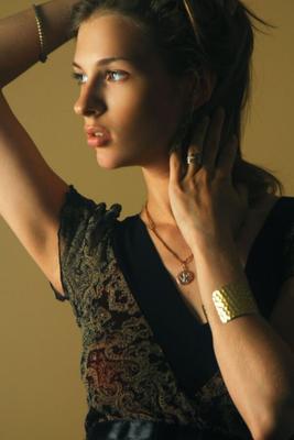 Chica increíble, iluminación de mierda.