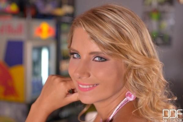 Katerina H-Blonde perfection jambes musclées talons hauts Babe Masturb