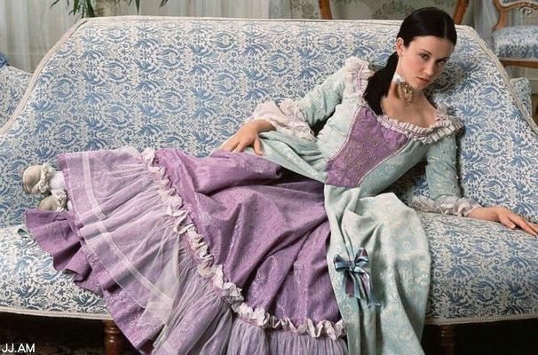 Chica se quita su largo vestido victoriano