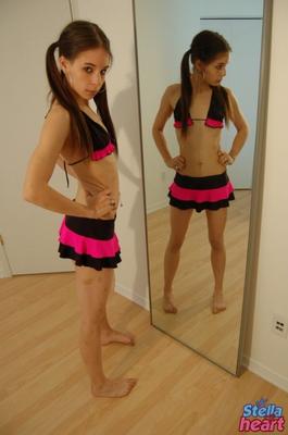 Stella Heart se regarde dans le miroir