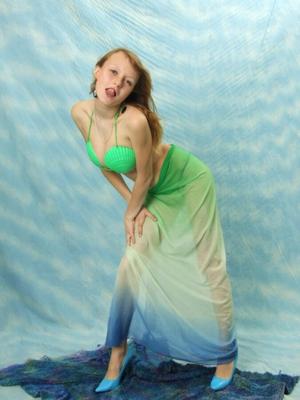 Marina modelando con un bikini y sujetador verde tipo almeja