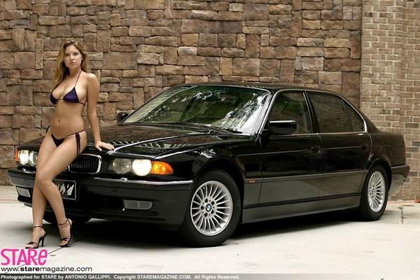 Emily emmène ses gros seins dehors pour des tournages automobiles