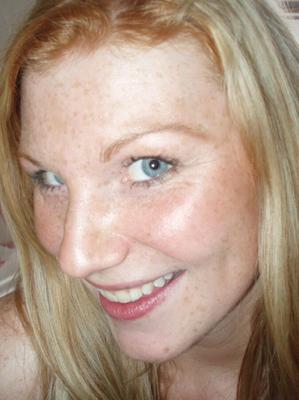 rubia pecas rojas