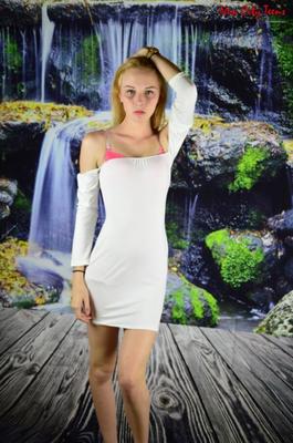 skylar con vestido blanco ajustado
