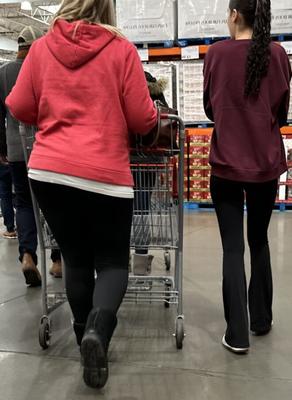 Costco Sightings - Skinny Legged Teen Shopping w/Mom
