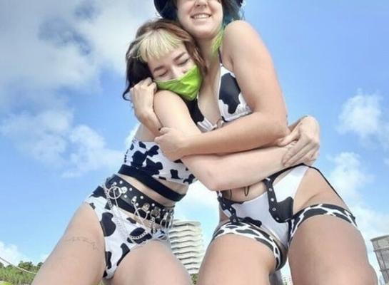 ¡Chicas vestidas de vaca! 