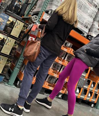 Costco Sightings – Große, pinkfarbene Yogahosen beim Einkaufen mit Mama