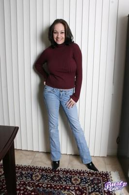 Chesty Chelsea in einem burgunderroten Rollkragenpullover