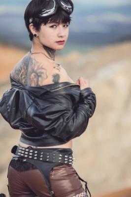 Ángela tatuada en cuero