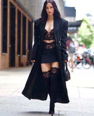 Megan Fox in langem Mantel und Dessous