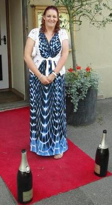 Meine schöne Cousine, hat bitte jemand Aktfotos von ihr?