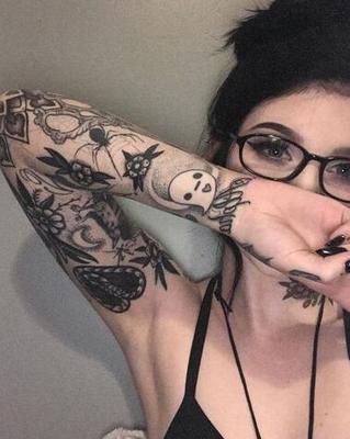 Des dames avec des tatouages ​​badass