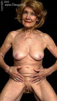 La bisabuela muestra sus cosas