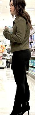 ターゲットの目撃情報 - 昼食時に友人と一緒にタンポンを買うブルネット