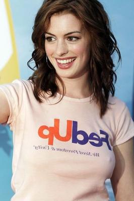 Anne Hathaway fouillant dans son t-shirt
