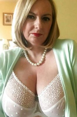 Tus esposas maduras en lencería me encantaría follar