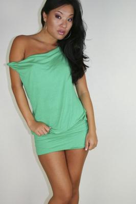 Asa Akira se déshabille de sa robe verte