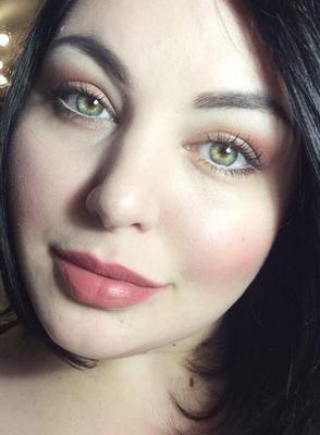 Joven Belleza Con Curvas Morena