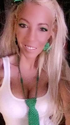 Bronceado, tetas turgentes, MILF de Nueva York