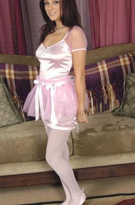 Die Ballerina Dani Woodward fingert ihre enge Muschi