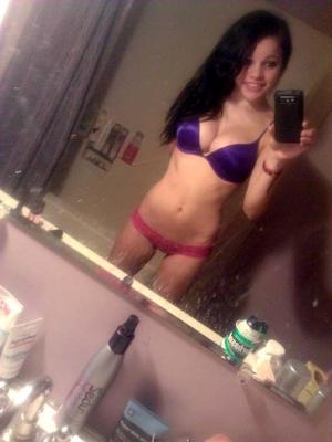 Morena sexy se toma selfies en el espejo