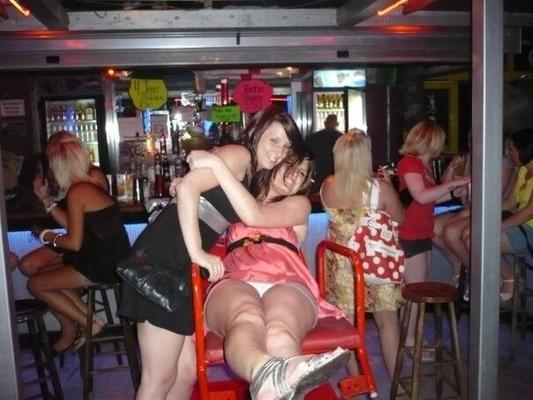Britische prollige Upskirt-Schlampen zum Wichsen