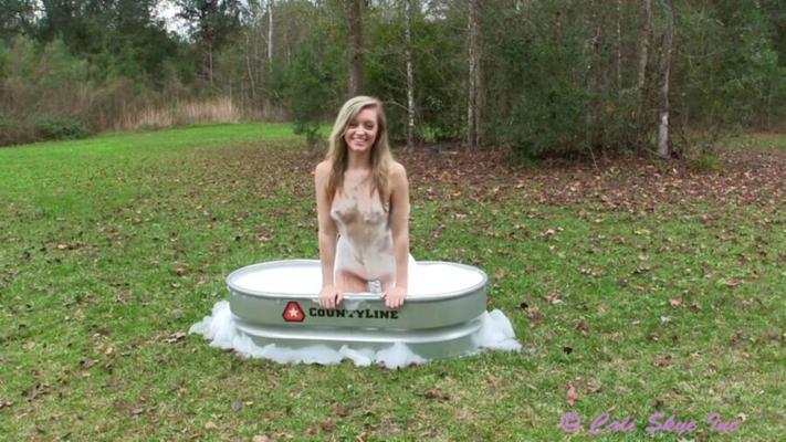 Cali Skye toma un baño de burbujas al aire libre