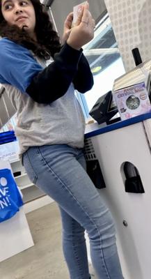 Empleada cinco debajo: latina linda y servicial con gran culo