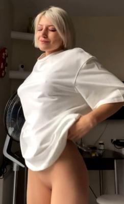 セクシーなカムふしだらな女腫れた乳首