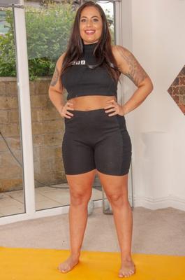 Cosmid Ella Rox se déshabille en faisant du yoga - photos - px (