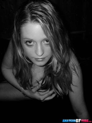 Sweet hot blonde poser