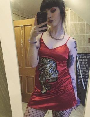 La adolescente gótica irlandesa Megan, algunos desnudos