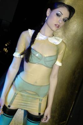 Sasha Grey en látex ajustado